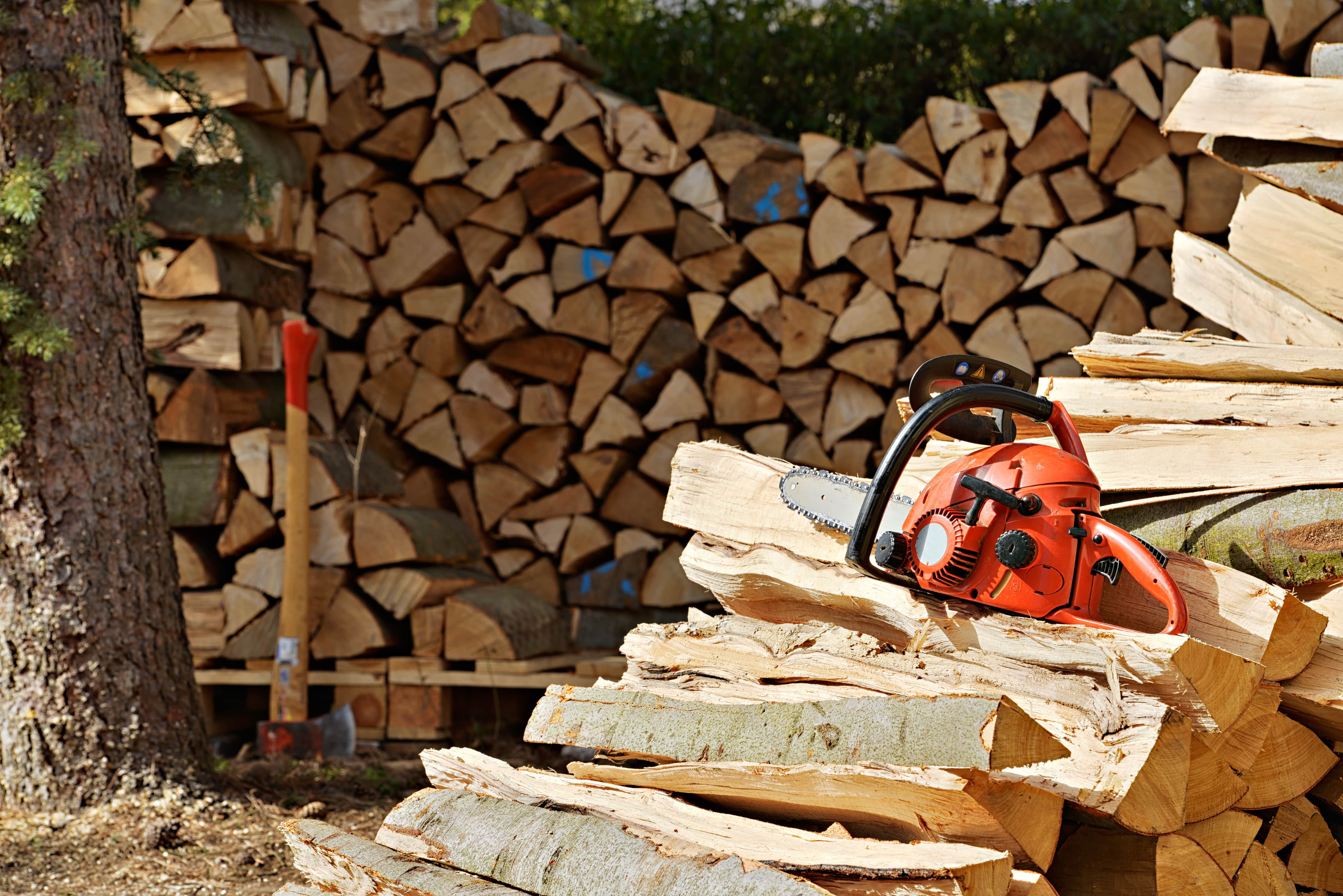 Fendre et scier le bois pour se chauffer avec un matériel adapté